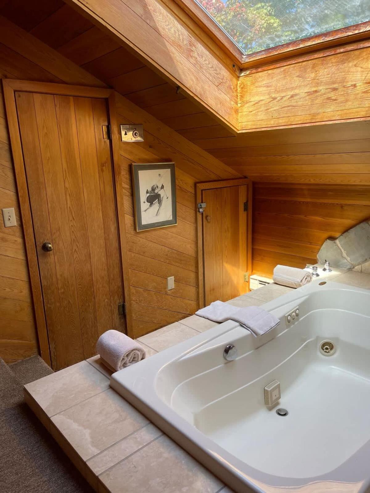 Top Floor Luxury, Sauna, Private Pool, Lake Bellaire Beach, 5 Beds, 4 Full Bath Екстер'єр фото